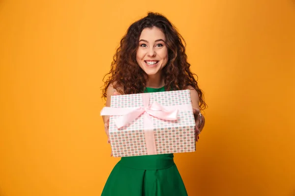 Leuke jonge vrouw houden de doos van de gift van de huidige. — Stockfoto