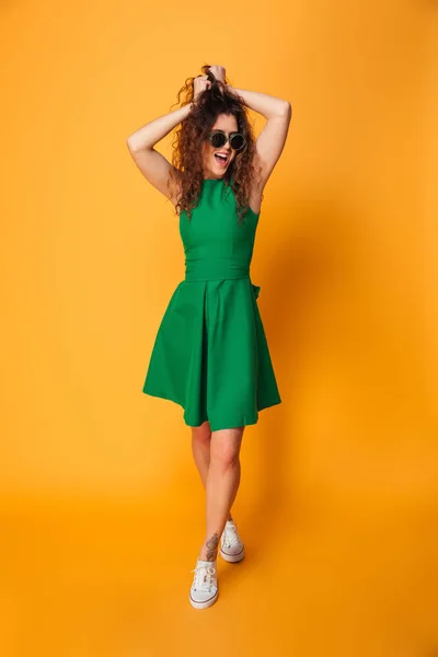 Mujer joven emocionada con gafas de sol . — Foto de Stock