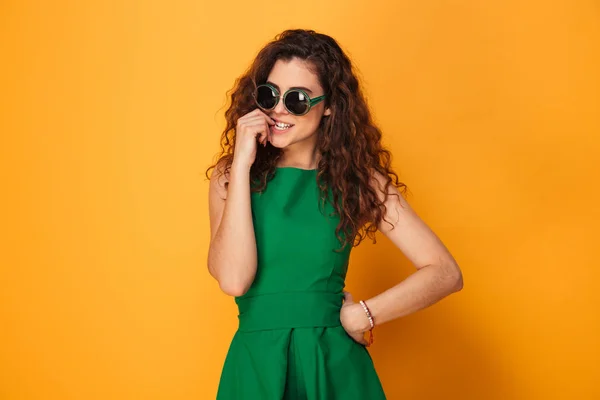 Increíble joven dama con gafas de sol . — Foto de Stock