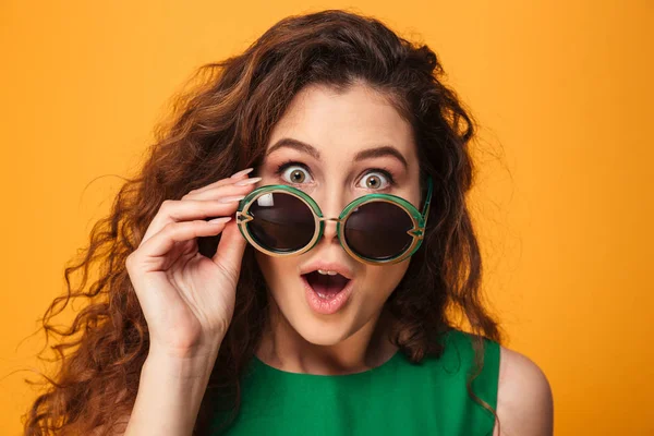 Jovencita conmocionada con gafas de sol . —  Fotos de Stock