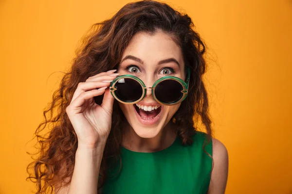 Mujer joven emocionada con gafas de sol . —  Fotos de Stock