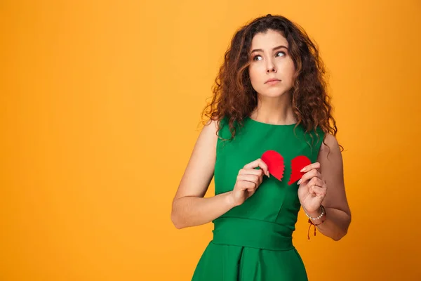 Jovencita triste sosteniendo el corazón roto . —  Fotos de Stock