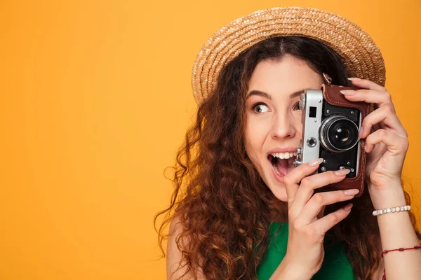 Close-up van portret van een gekrulde haired meisje met hoed — Stockfoto