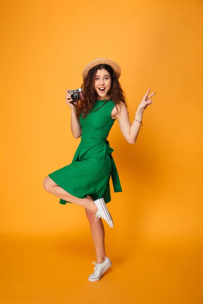 Retrato completo de una alegre chica de pelo rizado — Foto de Stock