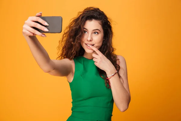 Szczęśliwa młoda kobieta zrobić selfie przez telefon komórkowy. — Zdjęcie stockowe