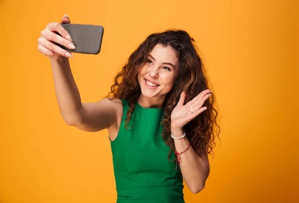 Ευτυχισμένη γυναίκα κάνει selfie κουνώντας στους φίλους. — Φωτογραφία Αρχείου