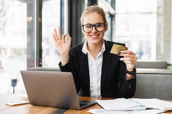 Femme d'affaires blonde souriante assise à la table dans un café — Photo