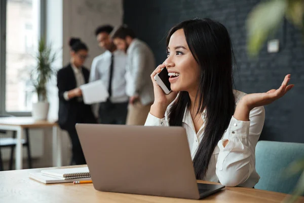 Feliz jovem asiático mulher de negócios falando por telefone móvel . — Fotografia de Stock