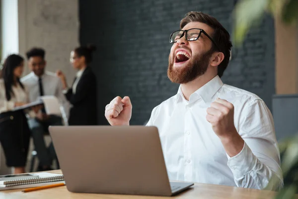 Gritando joven caucásico empresario hacer gesto ganador . — Foto de Stock