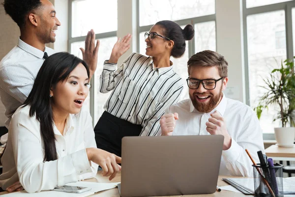 Verrast jonge collega's schreeuwen — Stockfoto