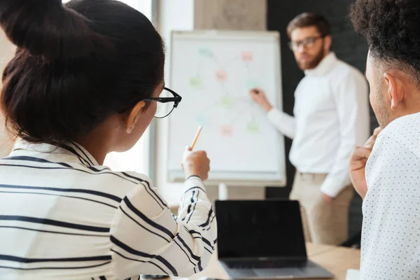 Jonge man weergegeven: bedrijfsproject op Bureau — Stockfoto