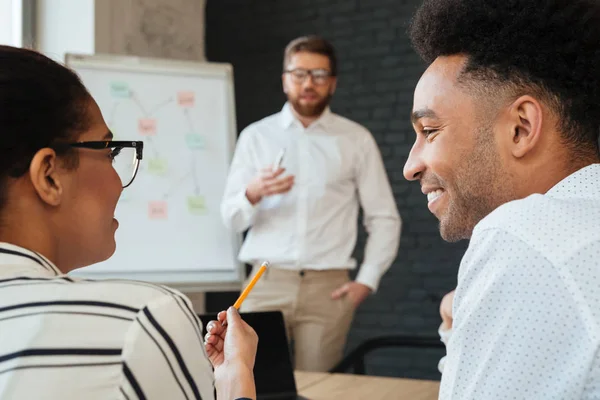 Afrikaanse collega's praten met elkaar — Stockfoto