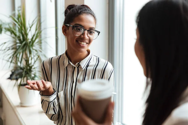 Empresarias colegas hablando entre sí — Foto de Stock