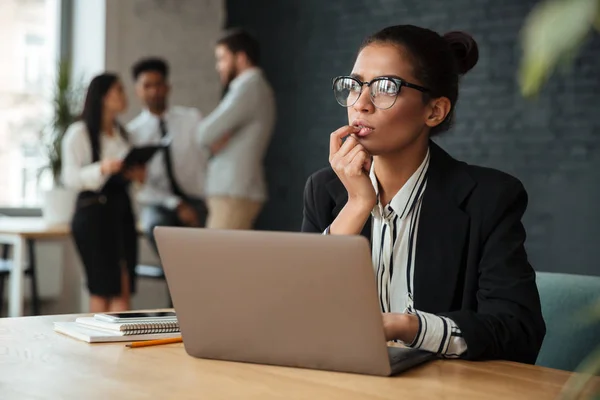 Mujer de negocios africana joven y concentrada — Foto de Stock