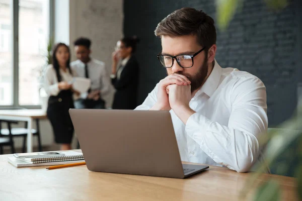 Concentrated young caucasian businessman — Stock Photo, Image