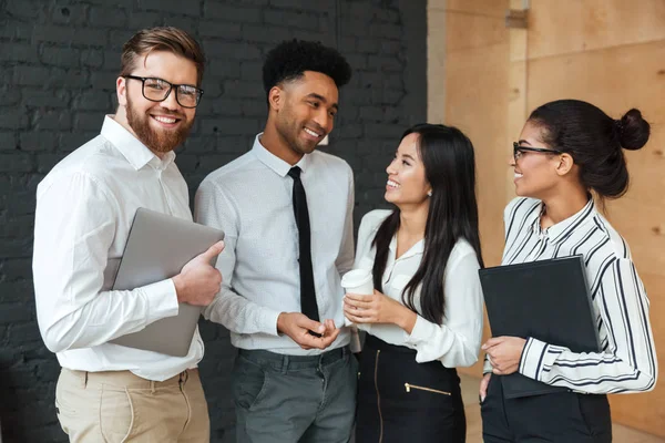 Heureux jeunes collègues d'affaires parlant entre eux . — Photo