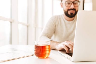 Beyaz adam sakal ve bıyık Not kullanarak bulanık fotoğraf