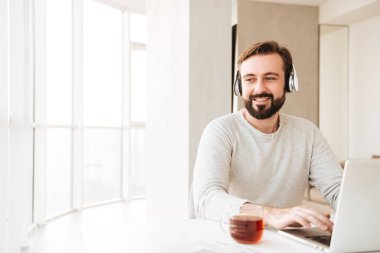 Kısa kahverengi saç ve sakal, listeni düşünceli adamla fotoğrafı