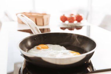 Lezzetli ev yapımı fr üzerinde pişmiş omlet, kırpılan fotoğrafı