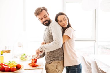 Birbirine aşık genç bir çiftin portresi.