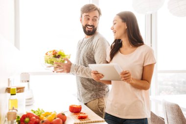 Bir genç çift yemek salata portresi