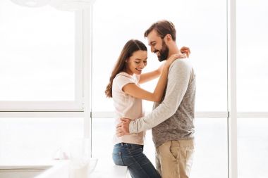 Oldukça genç çift kucaklayan