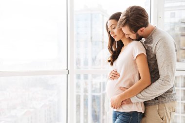 Güzel hamile genç Çift