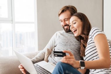 Online alışveriş gülen genç bir çift portresi