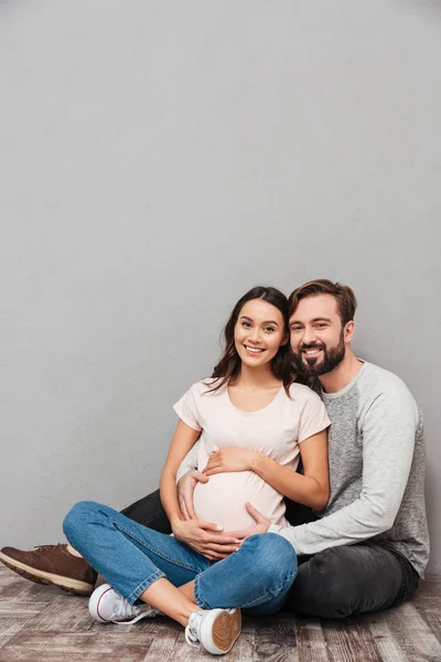 Alegre hombre guapo con su esposa embarazada — Foto de Stock