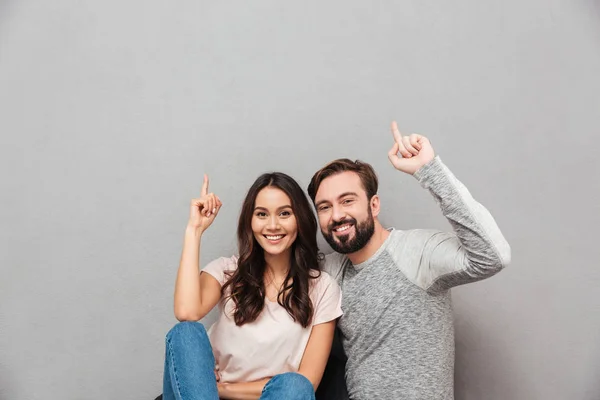 Homem feliz com sua esposa apontando . — Fotografia de Stock