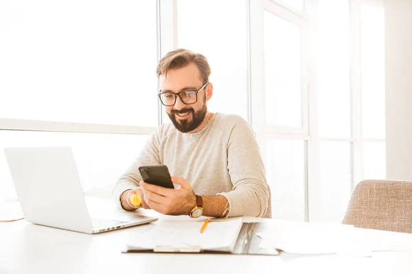 Photo de l'homme adulte attrayant 30s en vêtements décontractés en utilisant intelligent — Photo