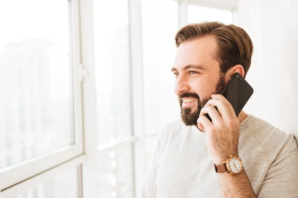 Primer plano retrato de chico alegre con barba y bigote buscando — Foto de Stock