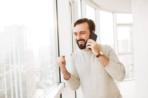 Благородный человек с бородой и усами, смотрящий через большое окно
, 