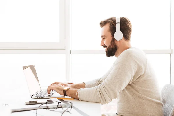 Foto no perfil do homem adulto satisfeito 30 anos em fones de ouvido brancos ty — Fotografia de Stock