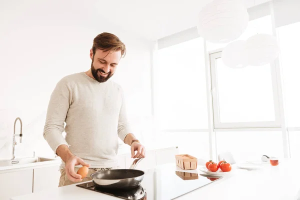 Foto av stilig ungkarl med kort brunt hår och skägg matl — Stockfoto