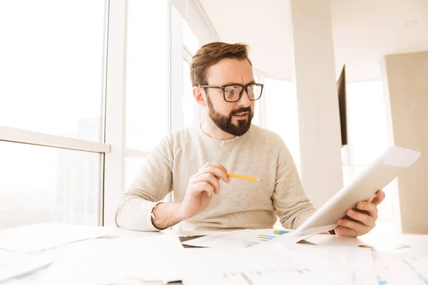 Porträtt av en koncentrerad man arbeta med dokument — Stockfoto