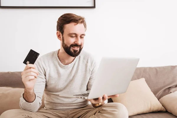 Retrato de un hombre feliz de compras en línea con tarjeta de crédito — Foto de Stock