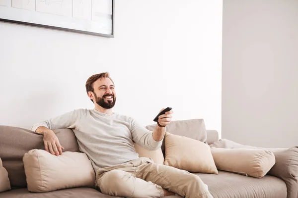 Ritratto di un uomo felice che tiene il telecomando — Foto Stock