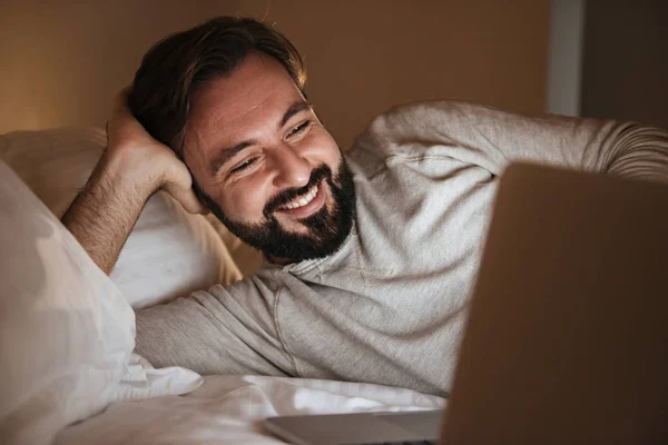 Portrét šťastné muže pomocí přenosného počítače — Stock fotografie
