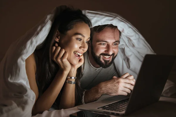 Porträt eines fröhlichen jungen Paares mit Laptop — Stockfoto