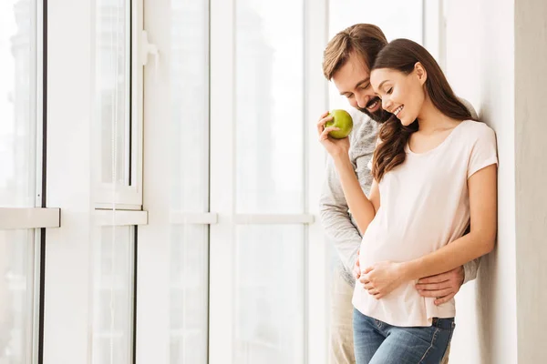 Gelukkige zwangere jonge paar omarmen — Stockfoto