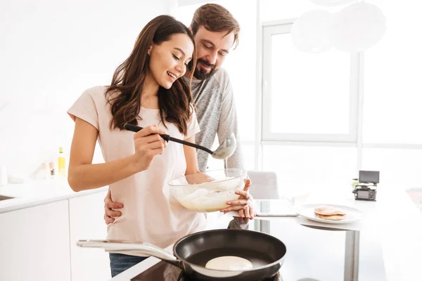팬케이크 요리 행복 한 젊은 커플의 초상화 — 스톡 사진