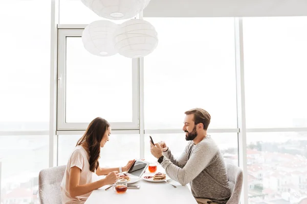 Glückliches junges Paar beim Frühstück — Stockfoto