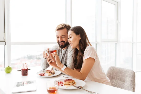 Glada unga par äter frukost — Stockfoto