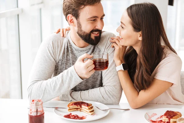 Güzel genç kaç birlikte otururken Kahvaltı