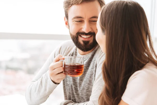 Alegre joven pareja desayunando —  Fotos de Stock