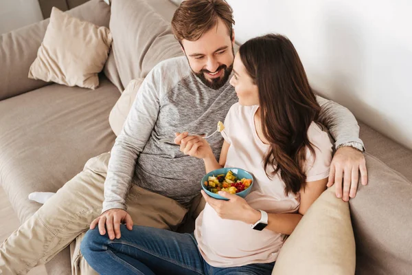 Neşeli genç hamile çift rahatlatıcı