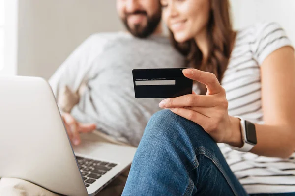 Nahaufnahme Porträt eines glücklichen jungen Paares — Stockfoto