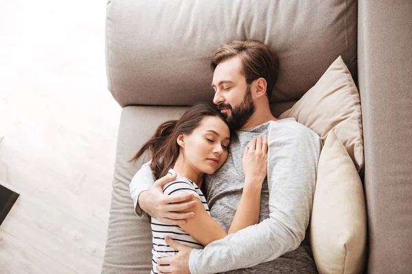 Porträt eines attraktiven jungen Paares, das zusammen schläft — Stockfoto