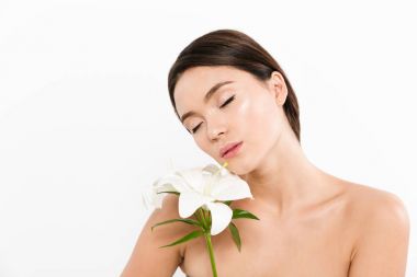 Kapalı gözlerle izole ayakta ve omzuna çiçek tutan küçük Asya hanım